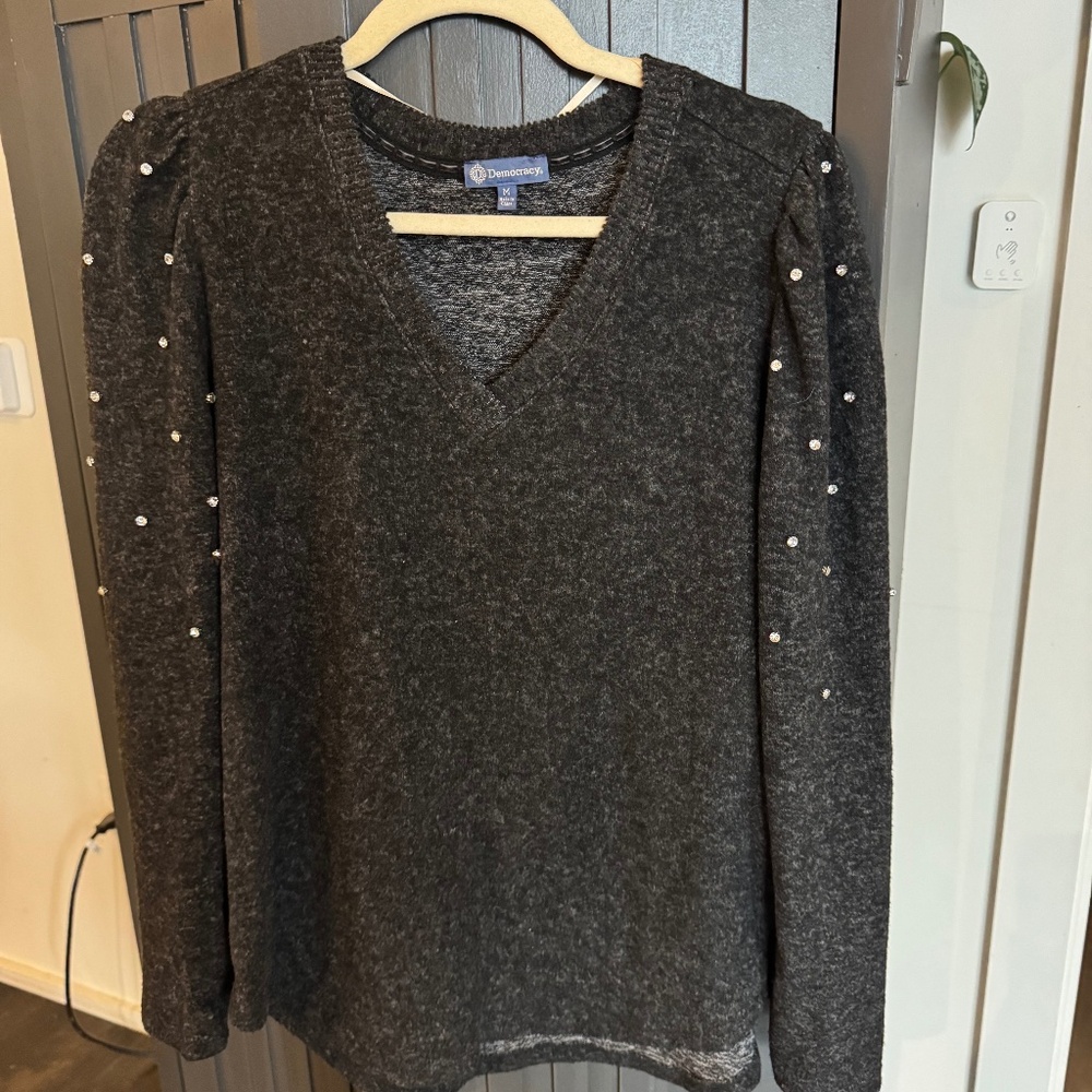Democracy brand gray V-neck pullover sweater in size medium–LIKE NEW!